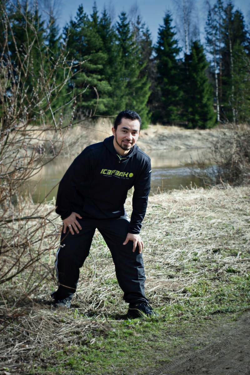 Jay Gonzalez johdattelee luontoretkelle Vantaanjoen ympäristöön. Kuva: Saara Vuorjoki