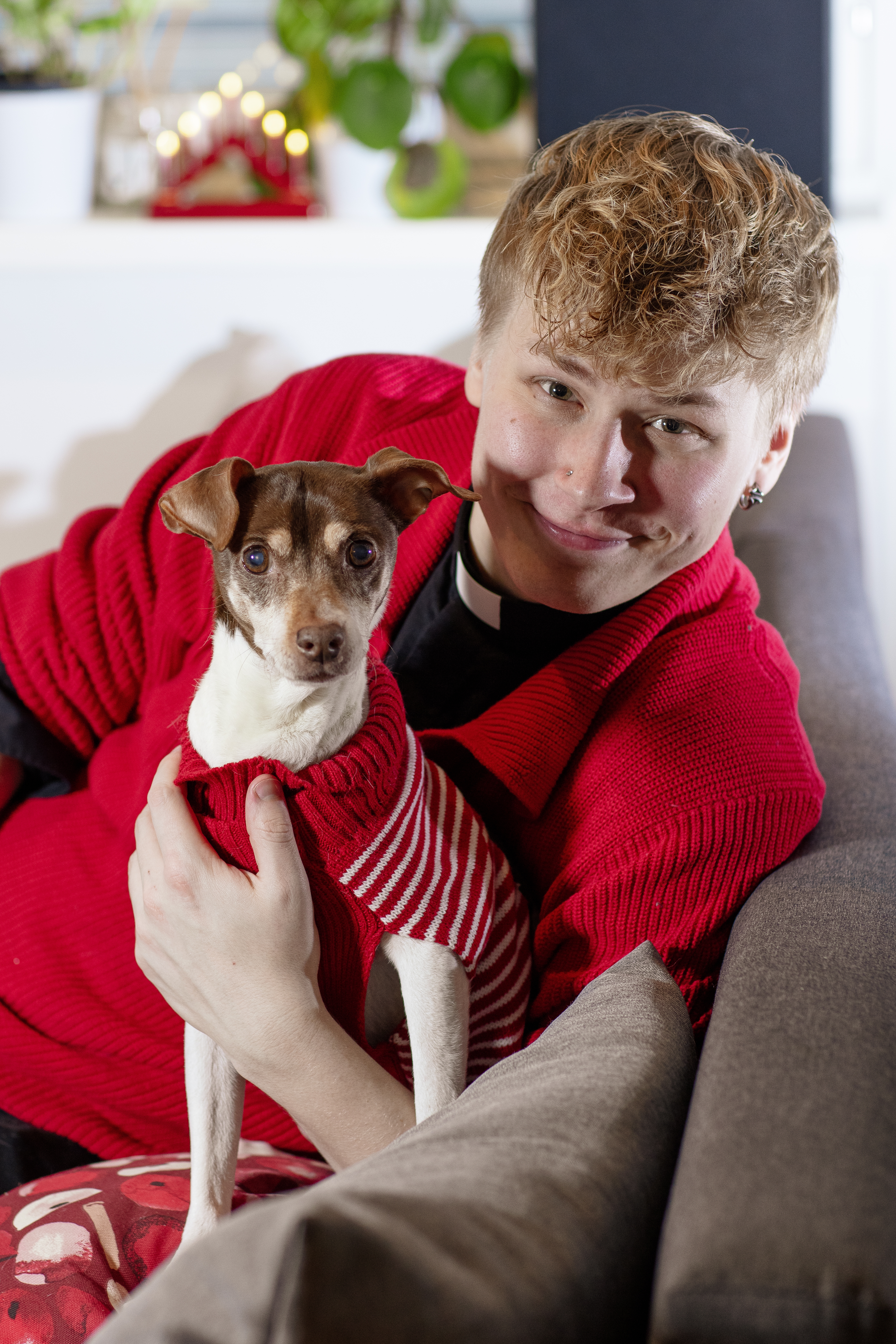 Jouluaattona Petja Kopperoinen ja brasilianterrieri Pike ajavat joulunviettoon Tampereelle. 