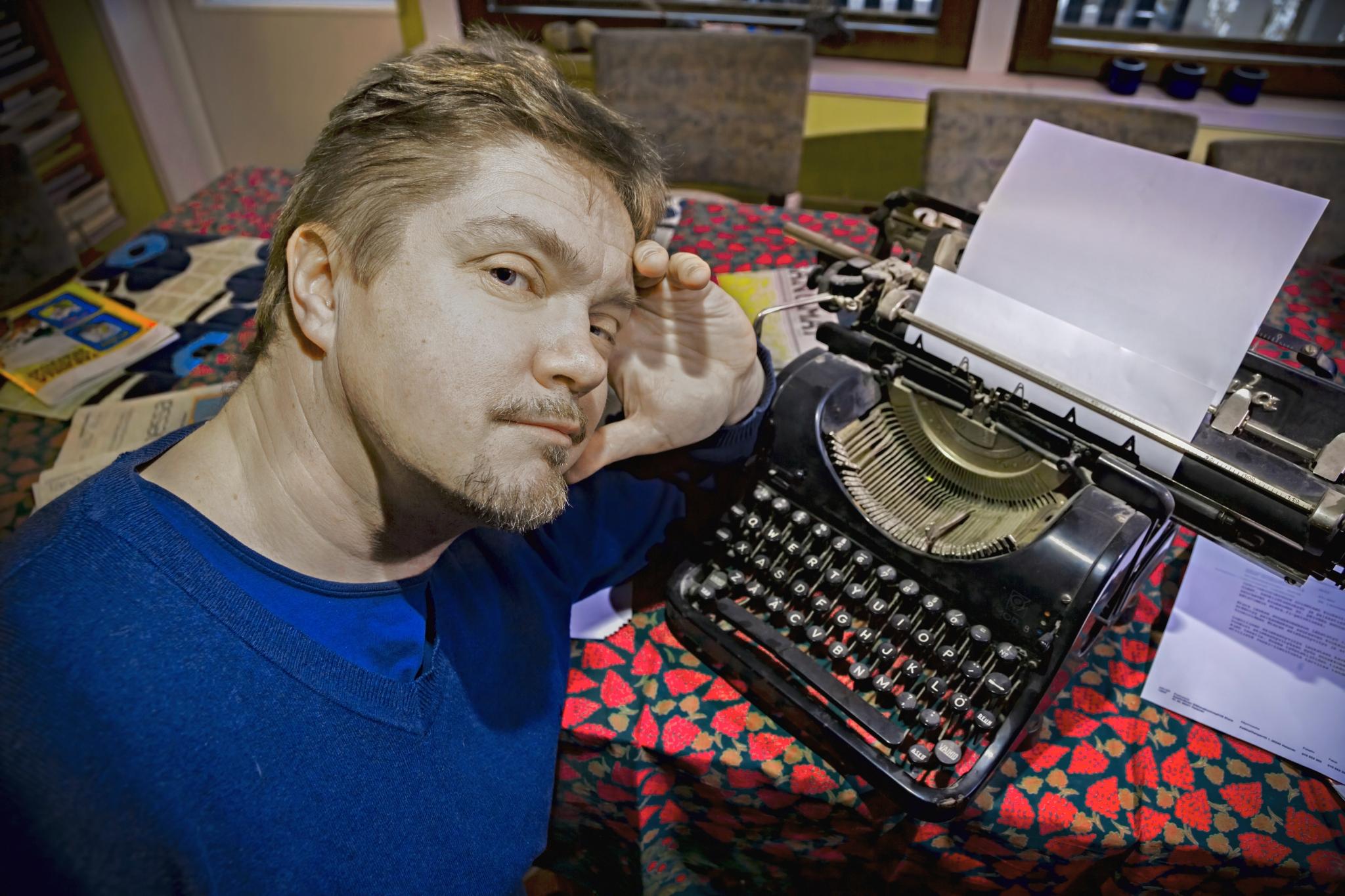 Osittain Espoossa taltioitu elokuva Ella ja kaverit on Timo Parvelan kirjojen ensimmäinen filmatisointi. Hän on huojentunut siitä, että kirjojen henki on saatu säilymään myös elokuvassa. ”Yhdessä tekeminen, toisista huolehtiminen ja epäonnistumisten jälkeenkin ystävyyden säilyminen ovat sen hengen kulmakiviä”, Parvela tiivistää. Kuva: Hans von Schantz