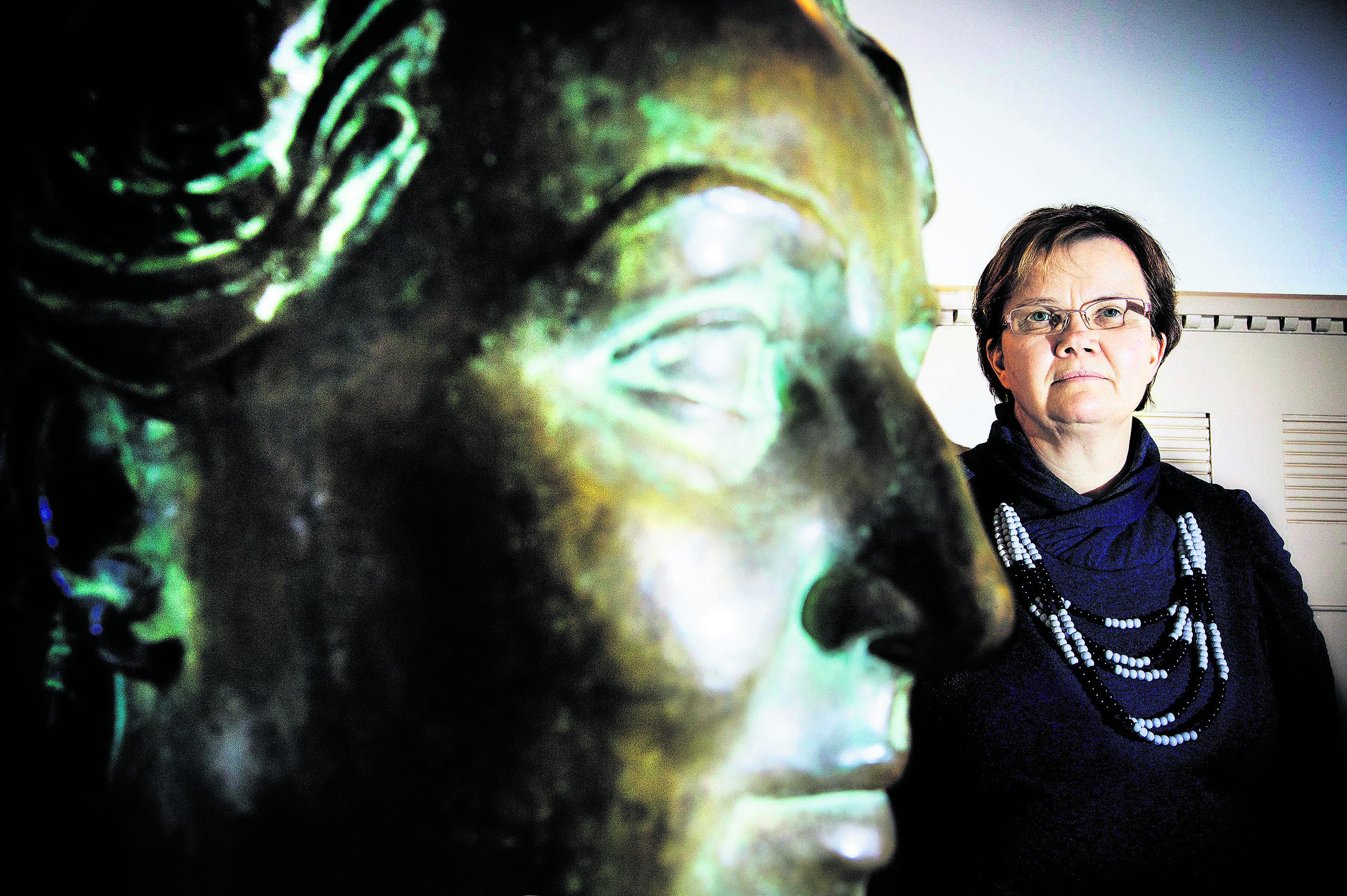 Myös hengellistä väkivaltaa. Väkivaltaa kohdanneiden naisten vertaisryhmiä ohjaavan Rauni Kortesalmen mukaan anteeksipyytämistä voidaan käyttää parisuhteessa myös ongelmien lakaisemiseen maton alle.