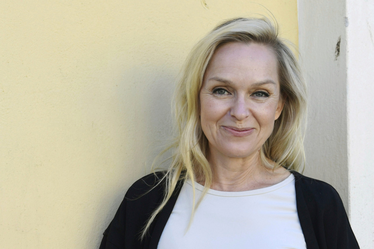 Näyttelijä Anu Sinisalo ja hänen isoäitinsä olivat hyvin läheisiä. ”Mama oli hurmaava, kovapäinen ja huumorintajuinen selviytyjä – ja minulle todella rakas”, Sinisalo sanoo.