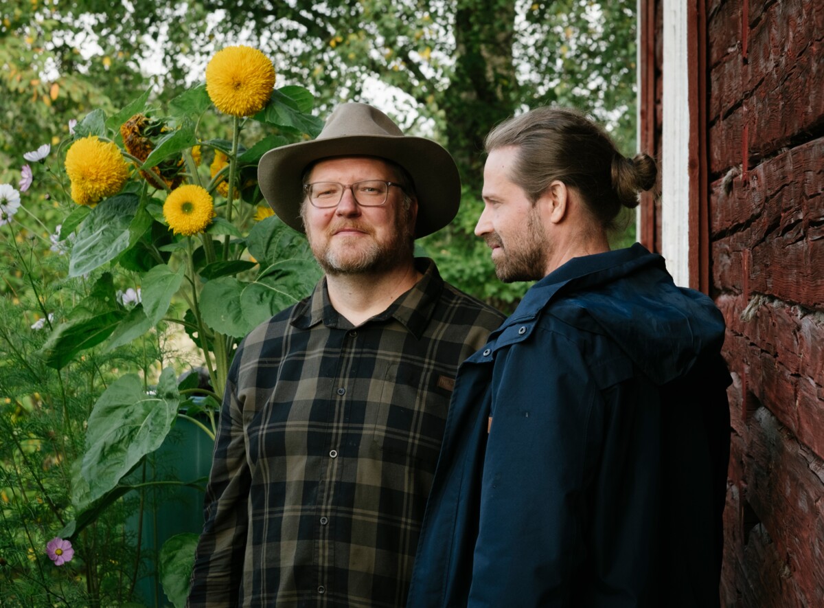 ”Tuhlaajapojassa ei mainita sanallakaan Jumalaa tai Jeesusta. Se on perhekertomus. Mutta tietenkin kyseessä on Jeesuksen vertaus”, näytelmän ohjaaja Matias Nyman (vas.) ja pääroolin esittäjä Panu Haavisto sanovat.