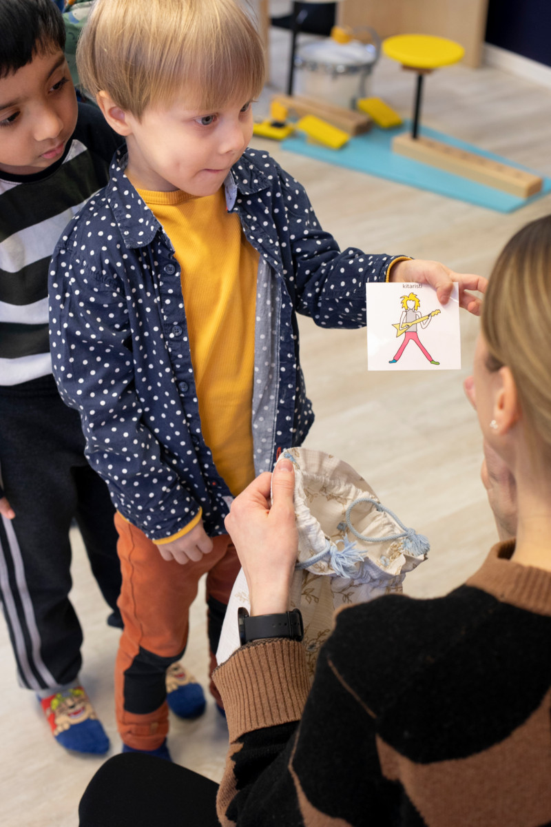 Se, kuka aloittaa milläkin soittimella, arvotaan. Aatos Markkanen nosti pussukasta kitaristi-kortin.