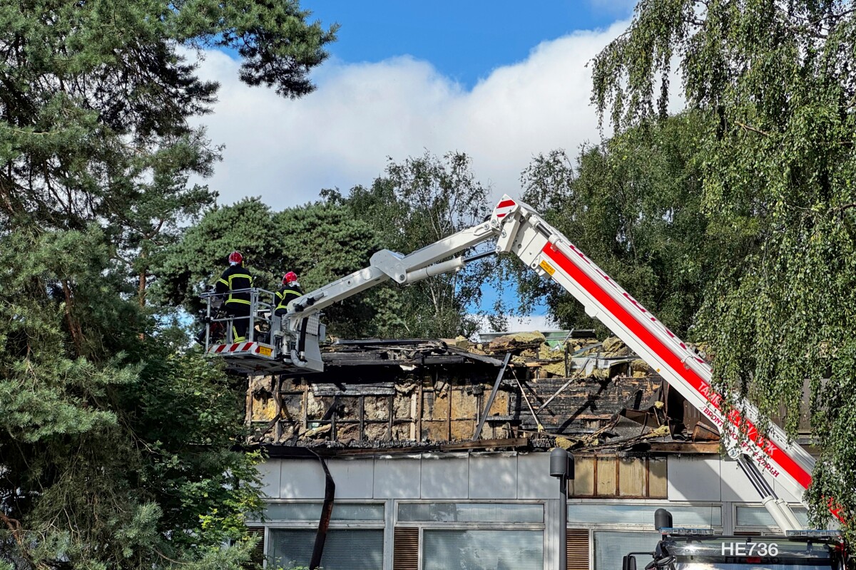 Munkkivuoren kirkon vieressä olevan seurakuntatalon katto paloi tiistaina 14. heinäkuuta. Sammutustöissä piti purkaa kattoa.