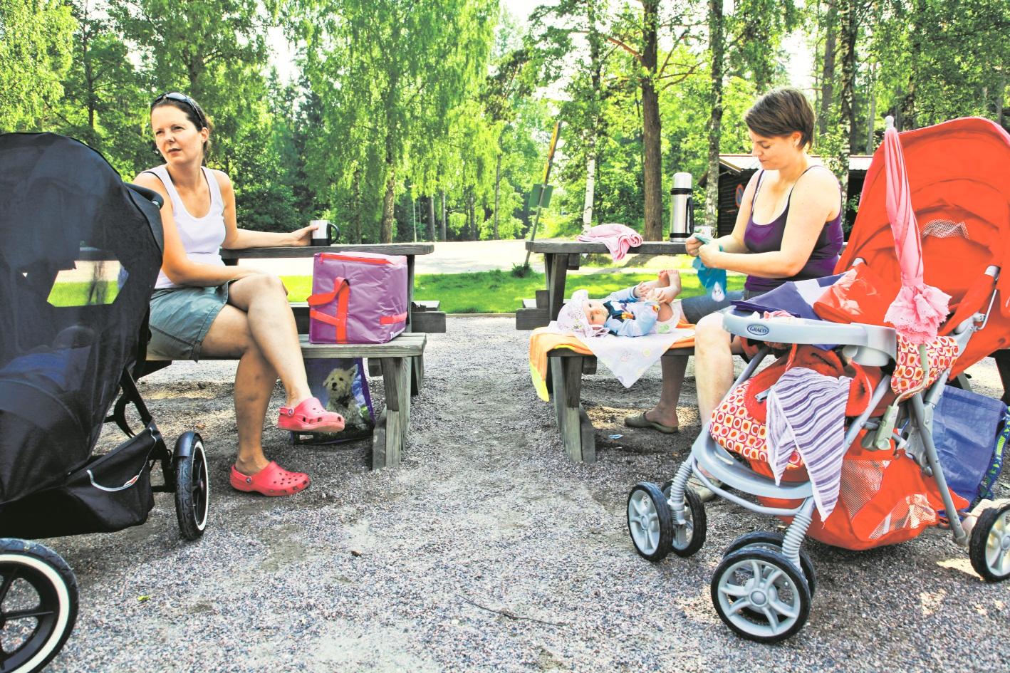 Helppo tulla. Laura Rajakallio (vas.) ja Teea Alanissi retkeilevät silloin tällöin Pirttimäessä. Alanissin perhe etsii mielellään geokätköjä. Rajakallio lenkittää usein koiraa mäkisellä metsätiellä.