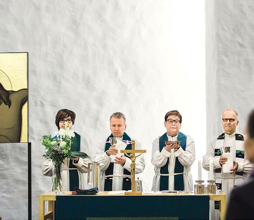 Riikka Wikström, Vesa Hirvonen, Pirkko Yrjölä ja Eero Junkkaala jakoivat ehtoollista.