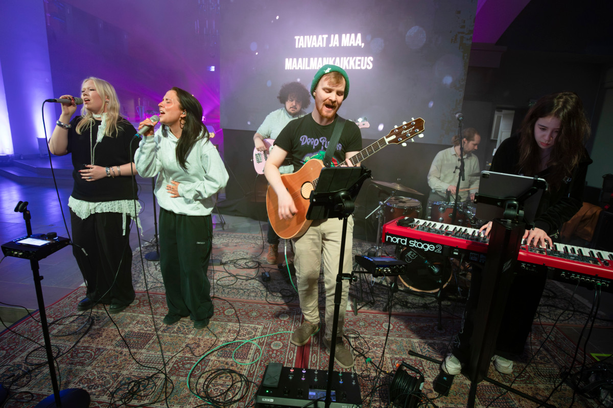 Musiikki ja visuaalisuus ovat tärkeässä osassa Agricolamessussa. Osa lauluista on riparilta tuttuja, mutta käytössä ovat myös esimerkiksi ylistyslaulut. Bändin solisteina olivat Anni Mäkinen (vas.) ja Mili Tarvonen.