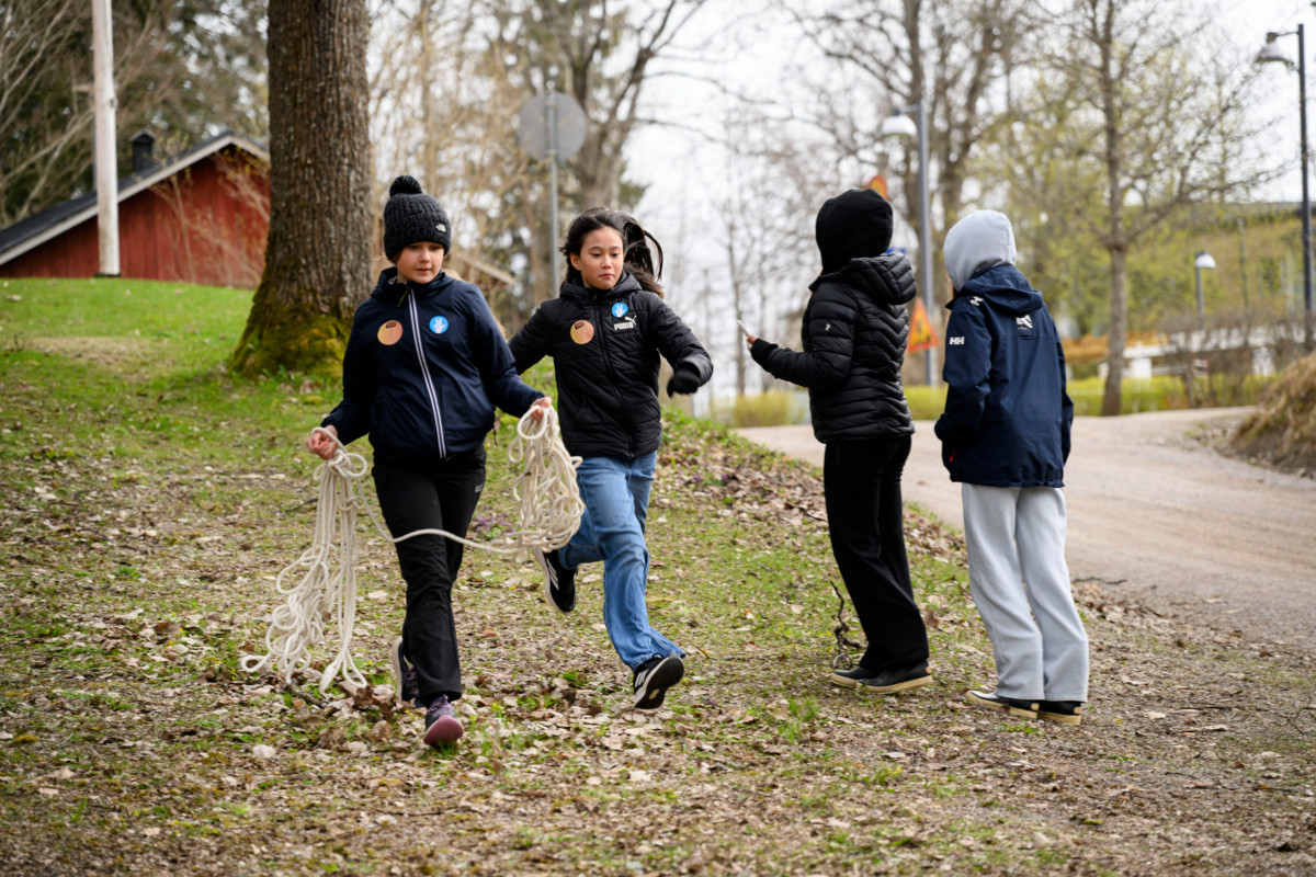 Minni Ruokolahti (vas) ja Olivia Houttu juoksevat kohti neljättä rastia.