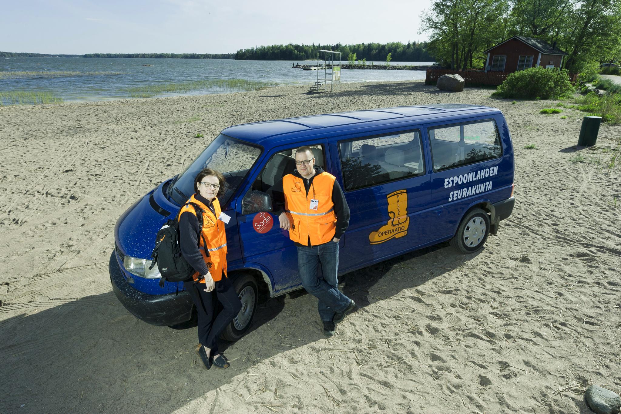 Saapas-auto käväisee lauantai-iltana rannoilla, jotka ovat etenkin hyvällä ilmalla koululaisten suosiossa. Kuvassa on Saapas-vapaaehtoinen Nina Järves ja Espoonlahden seurakunnan erityisnuorisotyönohjaaja Sami Hiltunen. Kuva: Patrik Lindström