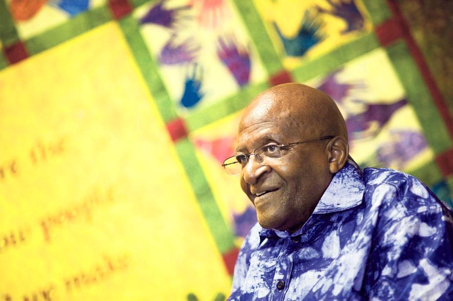Sorrettujen puolella. Eteläafrikkalainen arkkipiispa Desmond Tutu tunnettaan rotusorron vastustajana. Hän on ottanut kantaa myös homoseksuaalien oikeuksien puolesta. Tutun mukaan ihmisarvo perustuu luomiselle. Kuva: Rodger Bosch/AFP Photo/Lehtikuva
