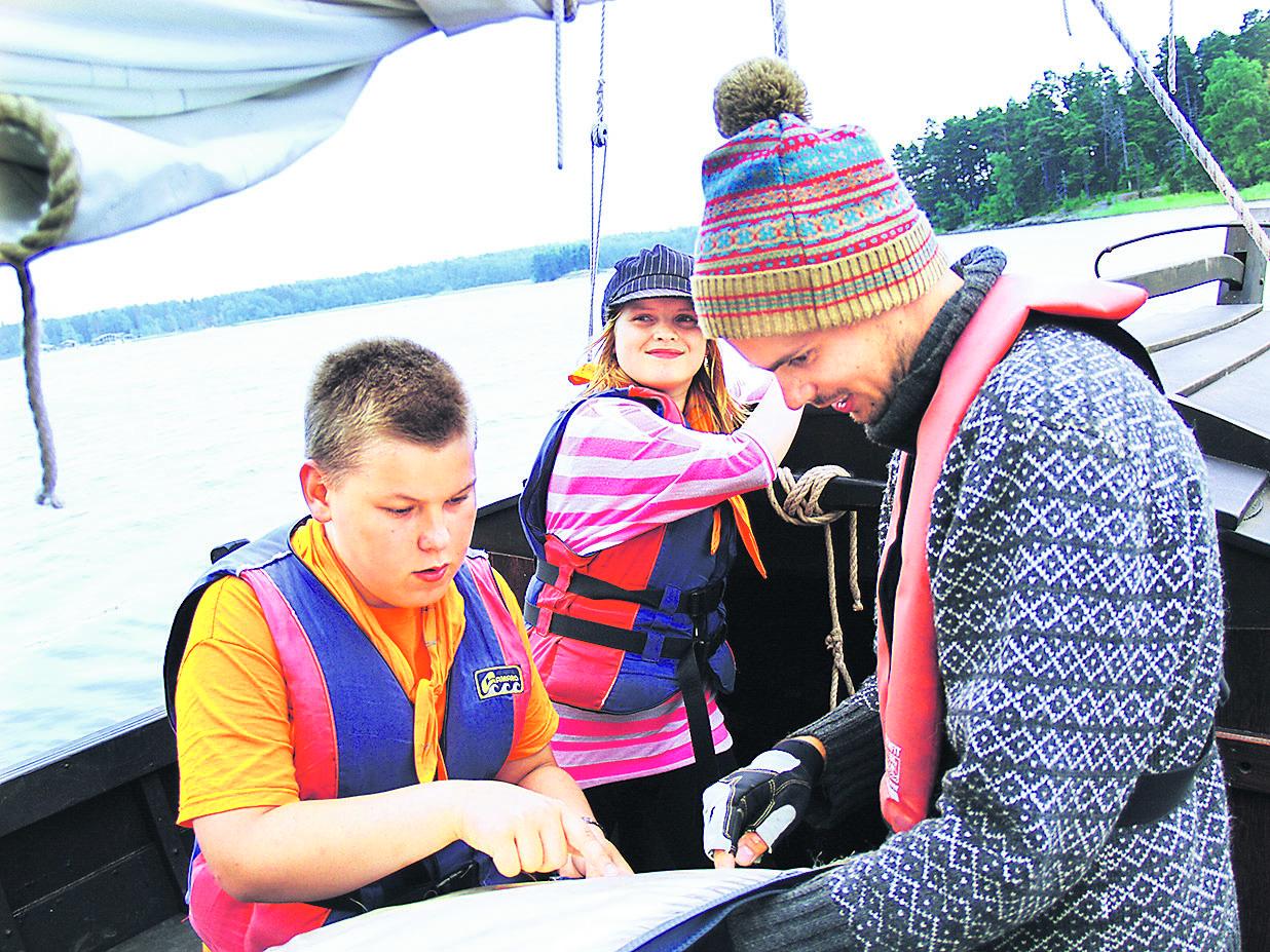 Tuulta päin. Ville Nordström, 12, Kannelmäestä ja Alisa Laakkonen, 11, Malmilta tutustuivat toisiinsa Bengtsårin suurleirillä. Kartanluvussa avustaa perinnevene Fridan kapteeni Tuomas Nuotio.