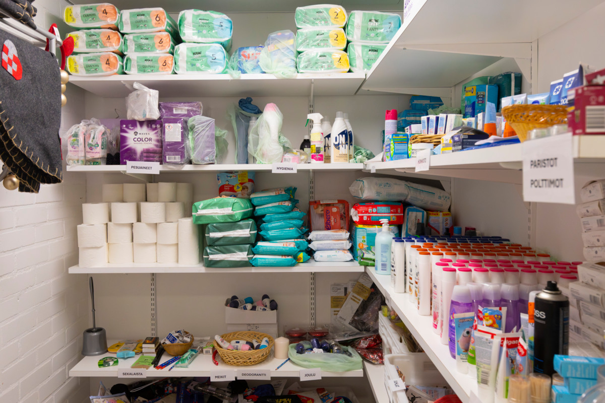 Pikkupuodin hyllyt ovat täynnä muun muassa kaupoista lahjoituksina saatuja tarvikkeita. Tavoite on saada uutta tavaraa viikoittain.