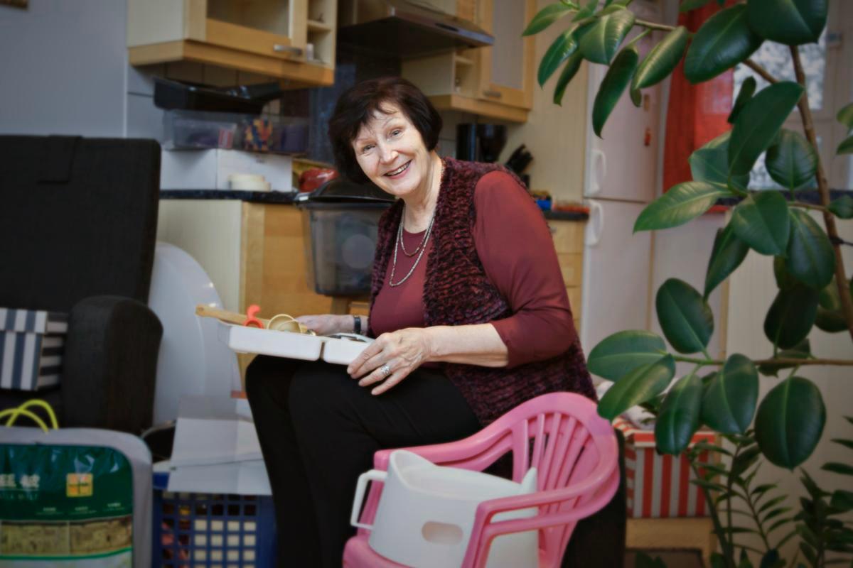 Tuula Ruuskanen, 72, pakkaa tavaroitaan. Edessä on muutto. Kuva: Saara Vuorjoki