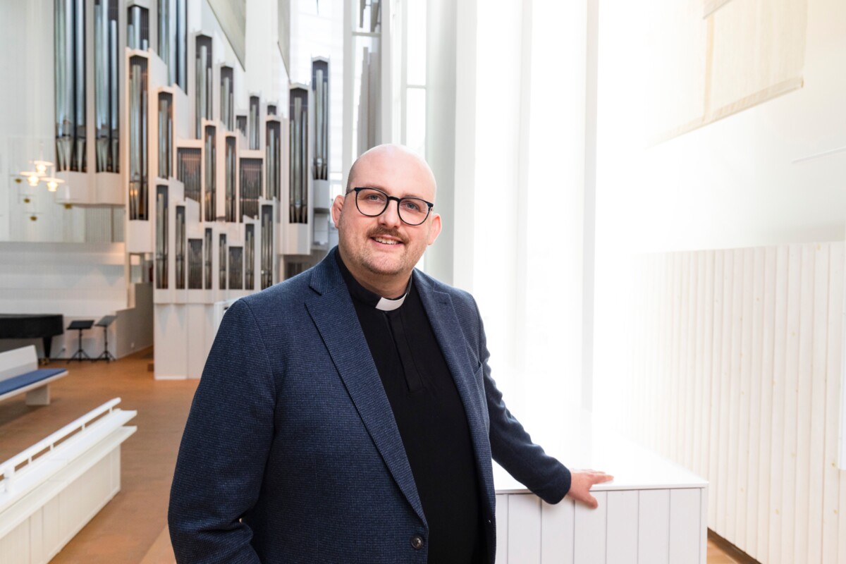 Jere Hämäläinen sanoo, että seurakunta haluaa auttaa ihmisiä löytämään paikkansa uudessa kotimaassa sekä omassa paikallisyhteisössään.
