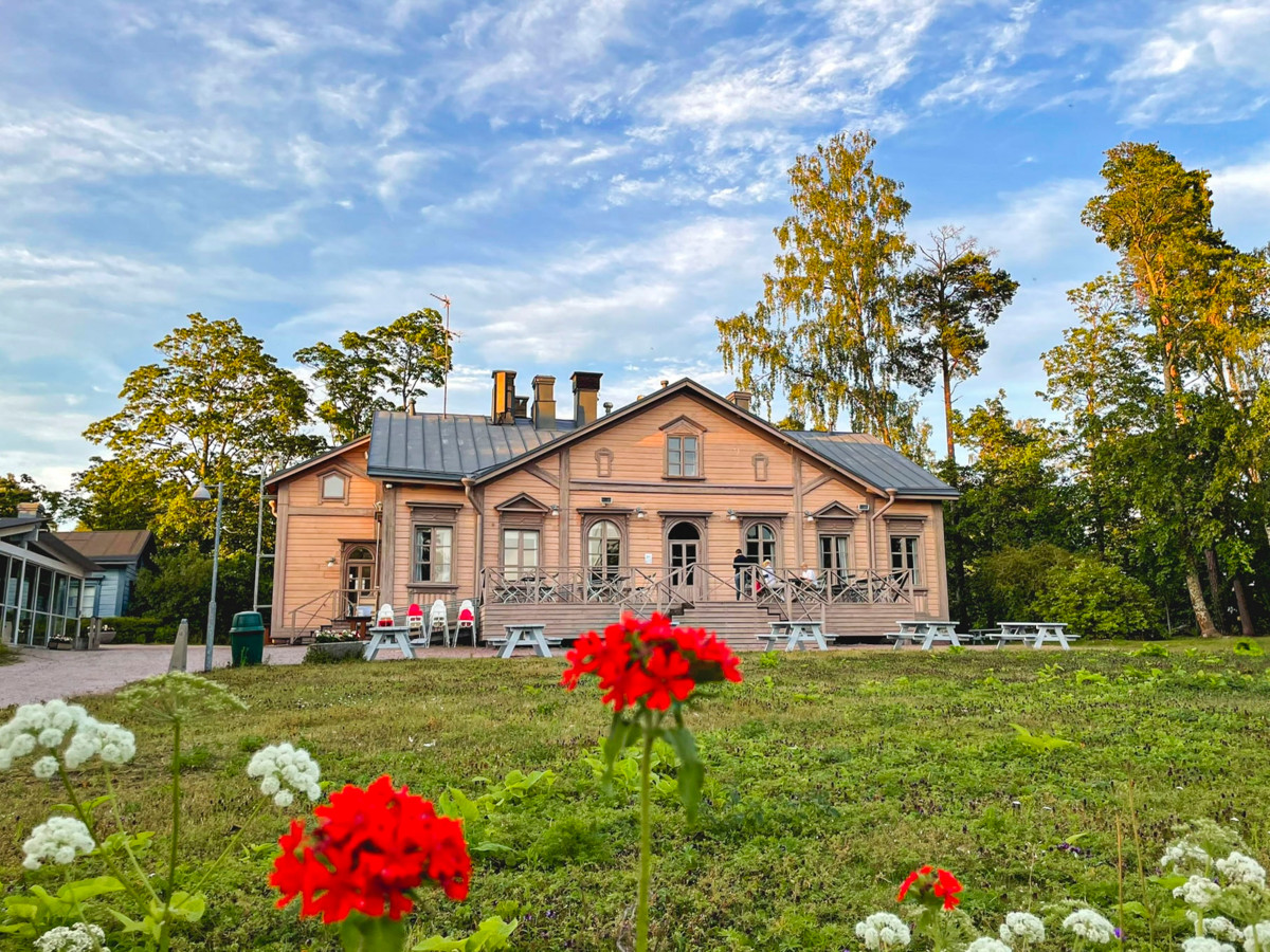 Mustasaaren päärakennuksen rakennutti arkkitehti Gustaf Florentin Granholm perheensä kesähuvilaksi vuonna 1888. Vuosien varrella saaressa on pidetty niin salakapakkaa, rippileirejä, seurakuntien ensimmäistä diskoa ja huumevalistusta kuin työttömien päivätoimintaa, kesäteatteria ja kaiken ikäisten virkistystoimintaa. Kuva: Ruut Parikka