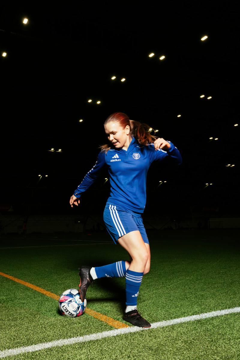 Jalkapalloilija Laura Lahdelle pyhää on ihmisten kunnioittaminen.