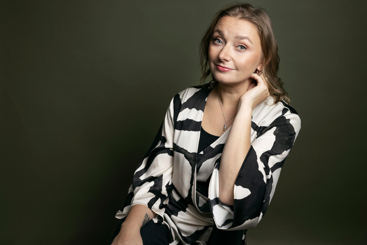 ”Rakkauden kaksoiskäsky kehottaa rakastamaan lähimmäistä niin kuin itseään. Maailmankuvamme muuttuisi, jos yrittäisimme ulottaa lähimmäisenrakkauden vähän laajemmalle. Entä jos myös ne eläimet, joita emme näe, ovat lähimmäisiämme”, Suvi Auvinen kysyy. Kuva: Liisa Valonen, Gummerus