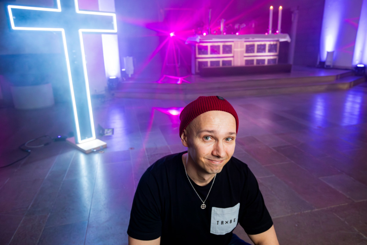 Agricolamessussa nuoret tekevät paljon itse, mutta paikalla on myös Helsingin tuomiokirkkoseurakunnan työntekijöitä. Pappi Lauri Westerlundin paidassa lukee sana ”tribe”, heimo, joka kuvastaa Agricolamessun yhteisöllisyyttä.