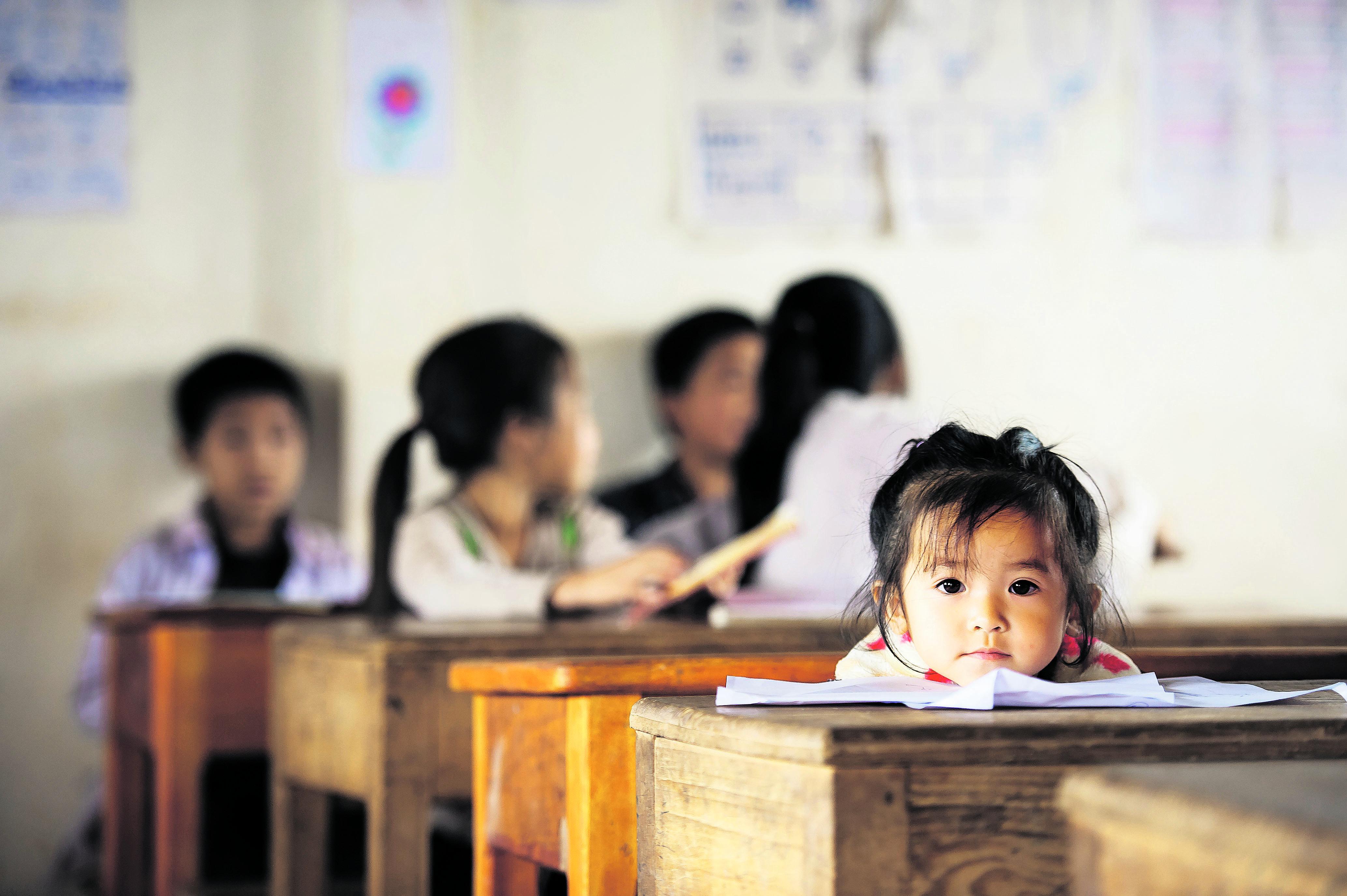 Kohti tulevaisuutta. Hmong-heimoon kuuluva tyttö käy koulua Huai Hokissa Laosissa. Koulutus antaa tytöille itsetuntoa, tulevaisuuden mahdollisuuksia ja toivoa.