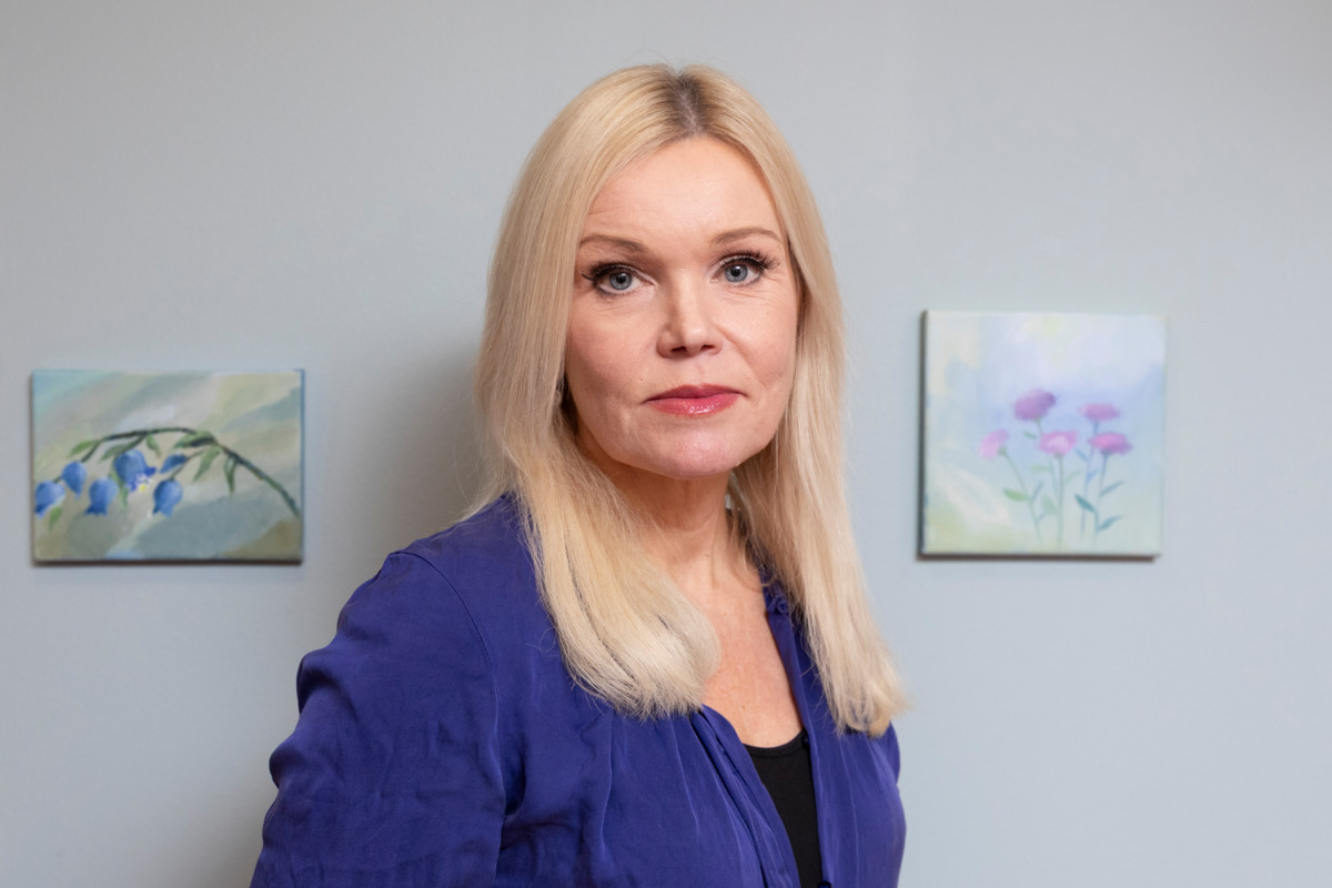 Ylilääkäri, linjajohtaja Elina Santti arvioi, että pieni osa päihdekoukussa olevista 18-vuotiaista potilaista tarvitsee opioidikorvaushoitoa, jotta pääsee irti päihdekierteestä.