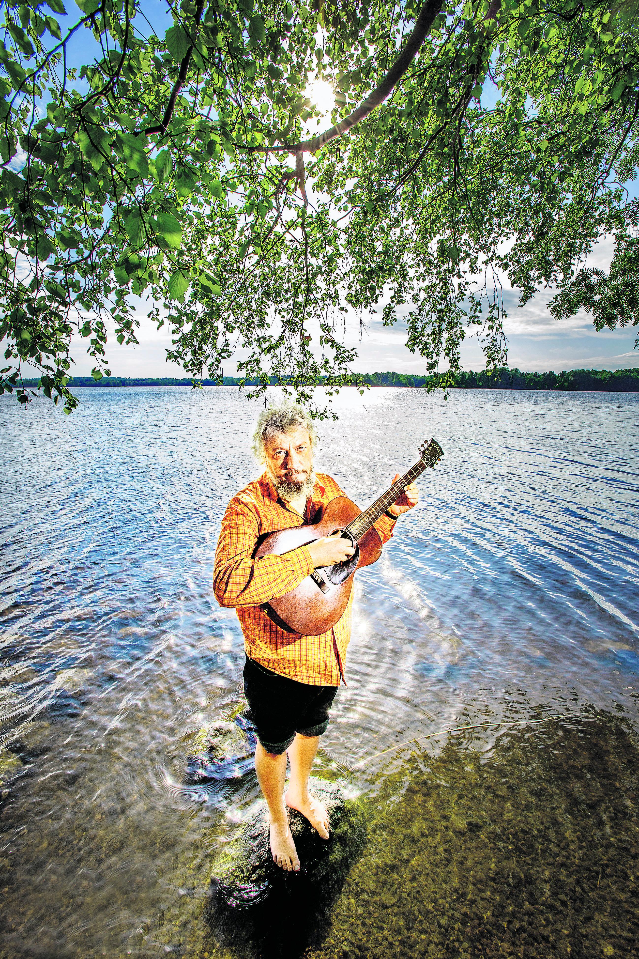 Luontokuva. Sami Kukka säveltää ja sanoittaa yhdeltä istumalta laulunsa, joita hän pitää kuvina. – Luonto antaa minulle ne kuvat, hän sanoo. Veteen kitaravirtuoosi meni vuoden 1963 Guild M20:n kanssa.