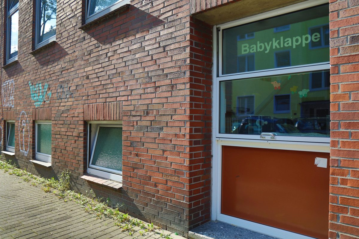 Saksassa vauvaluukut ovat edelleen käytössä. Kuva on Dortmundissa sijaitsevasta vauvaluukusta. 