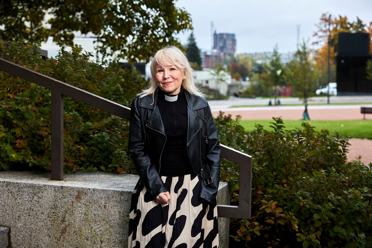 Katri Suhonen on psykologian tohtori, teologian maisteri ja sosionomi sekä pappi. Hän toimii yhdenvartaisuuden ja saavutettavuuden asiantuntijana Kirkkohallituksessa.