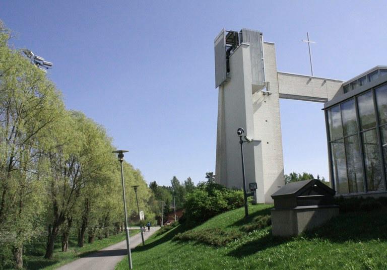 Kirkon yläparkkipaikka ja sille johtava tie suljetaan vesikaton kunnostuksen ajaksi. Kuva: Anna Äystö.