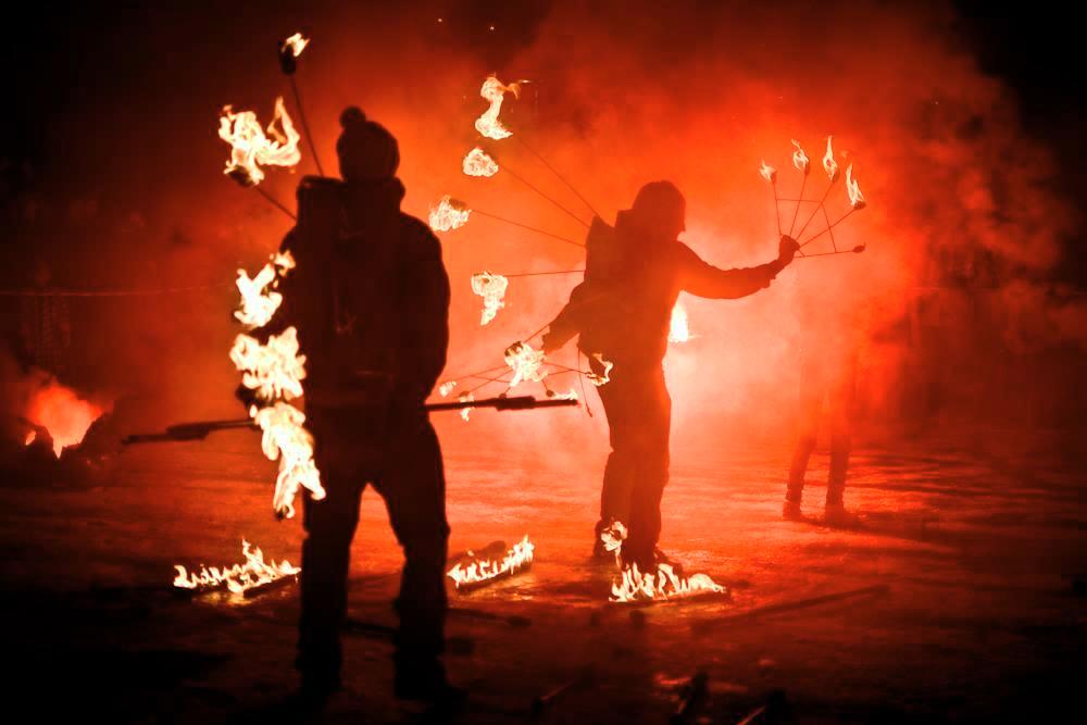 Valoa pimeyteen. Mellunkylän, Seurasaaren ja Vuosaaren joulutapahtumat huipentuvat kukin tulinäytökseen ensi sunnuntaina. Tulikansa-ryhmä esiintyi Mellunkylän Joulupuistossa vuonna 2014. Kuva: Eveliina Linkoheimo