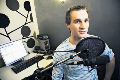 Anssi Rönnqvist luki Raamatun cd-levylle äänikirjojen tekemiseen tarkoitetussa studiotilassa. Kuva: Sirpa Päivinen