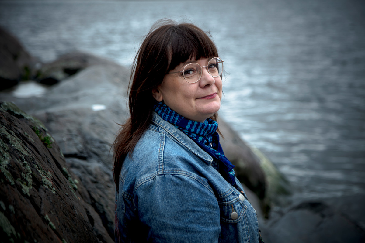 Sanna Karlström käsittelee uusimmassa runoteoksessaan paljon ruumiin toimintoja, kuten verenkiertoa ja hengittämistä.