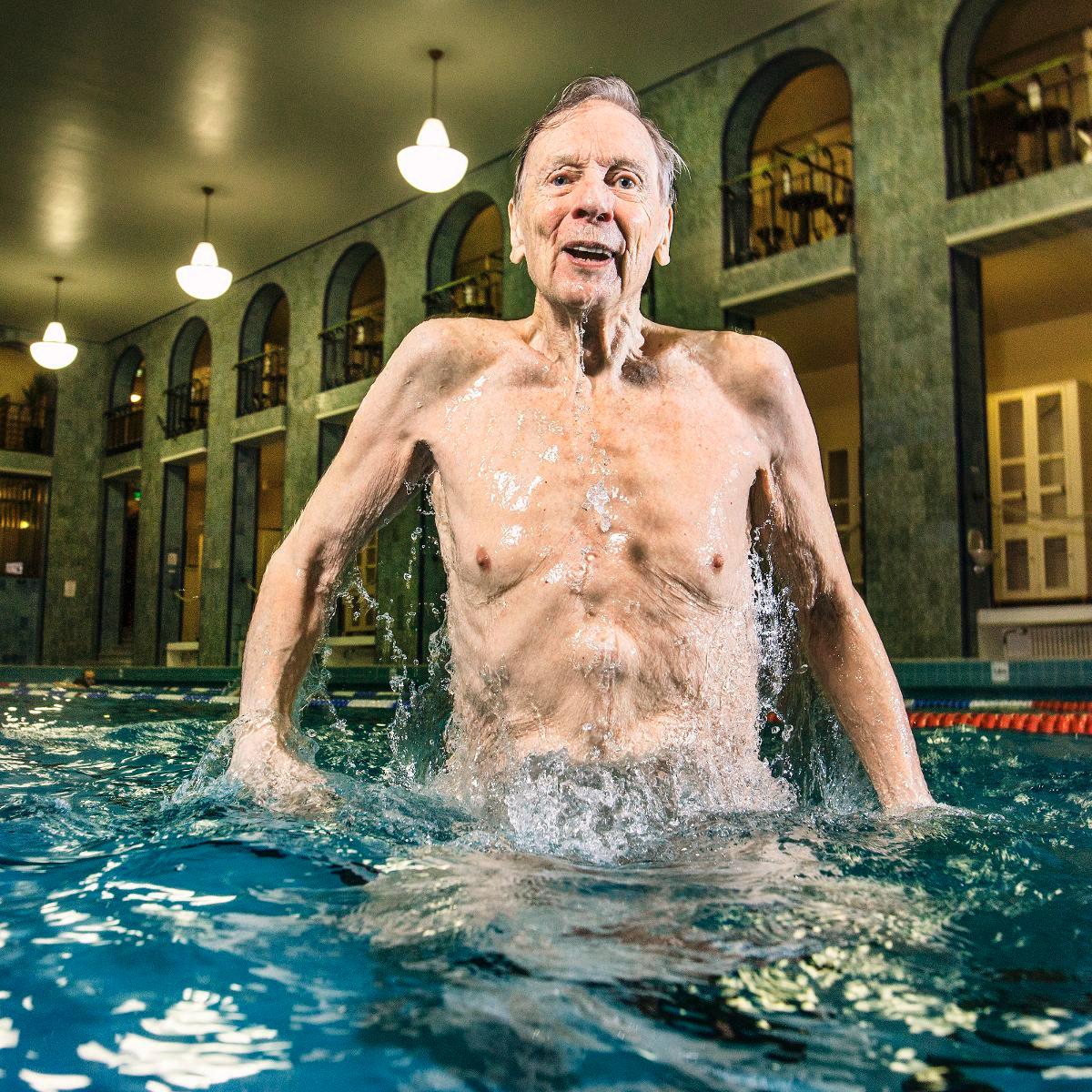 Raimo Haavikko virkistäytyy Yrjönkadun uimahallissa kolmesti viikossa. Kuva: Jani Laukkanen