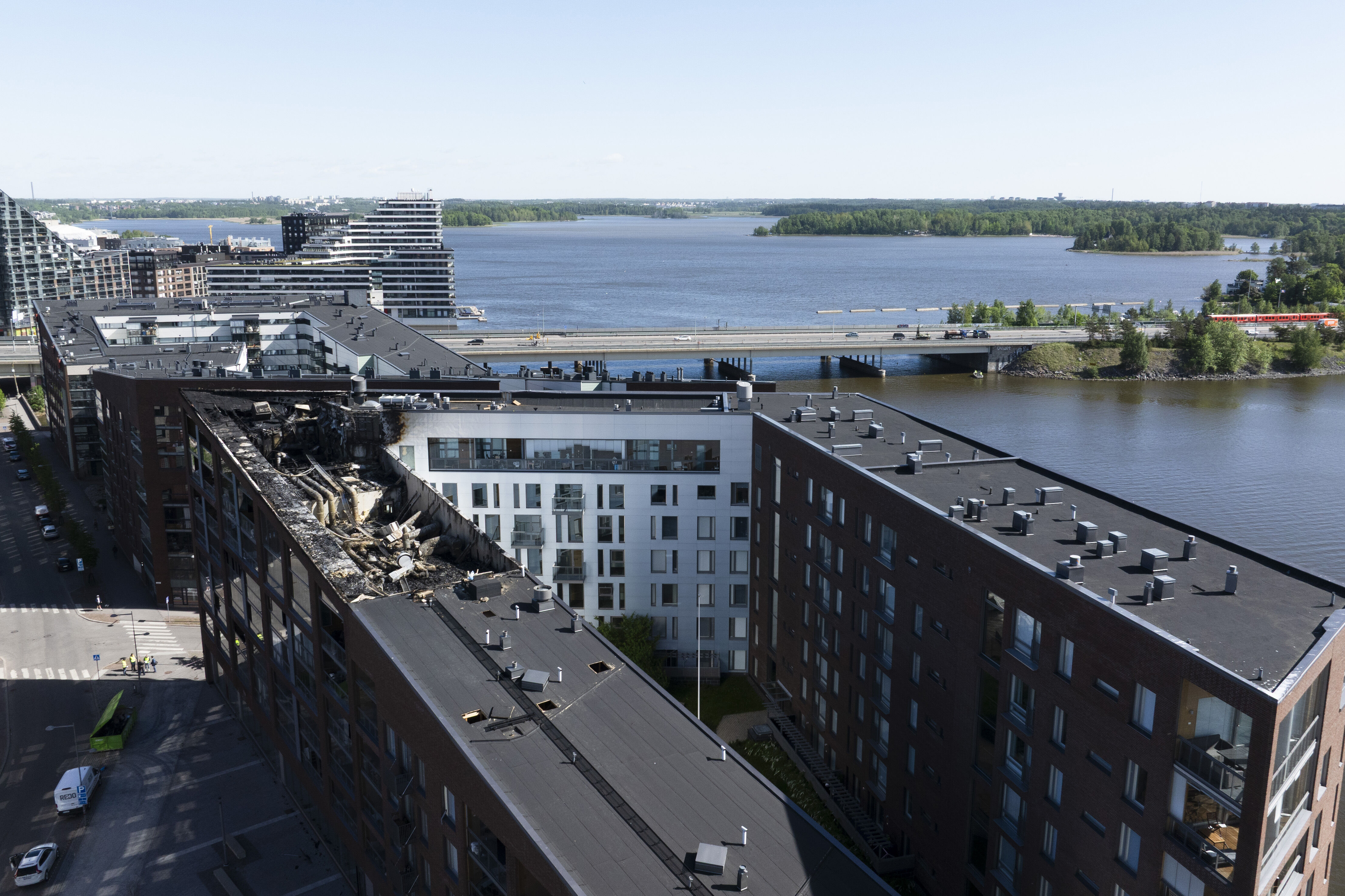 Tulipalo ja sen sammutuksessa käytetty vesi vaurioittivat laajasti kerrostaloa Helsingin Kalasatamassa.
