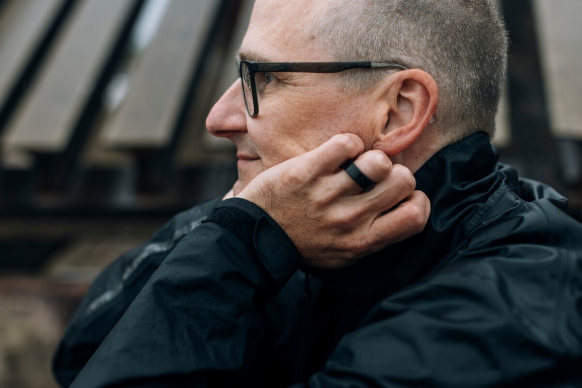 Leo Stranius ajattelee keski-ikäisyyden merkitsevän myös sitä, että pian on oma vuoro siirtyä ”kuoleman etulinjaan”. Kun vanhempien sukupolvi poistuu, seuraavaksi on oma vuoro. ”Isäni on 75-vuotias. Biologinen äitini on vielä elossa, mutta emme ole juuri tekemisissä.”