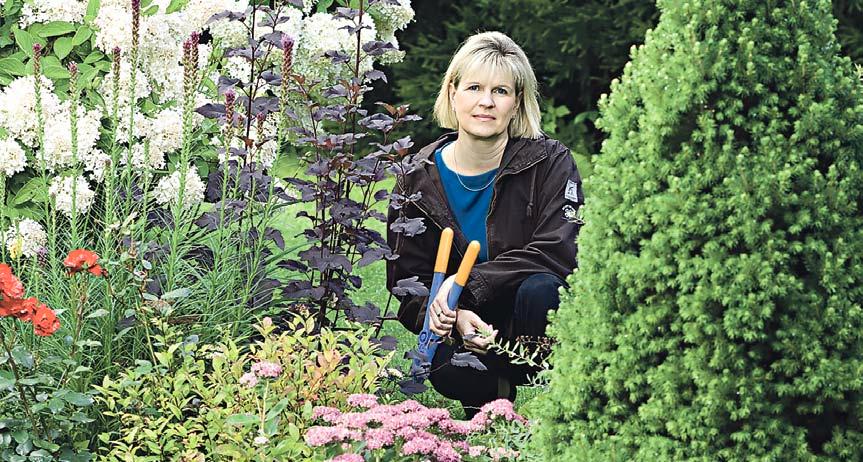 Marjaana Liukko, 46, viihtyy kotipihan puutarhassa.