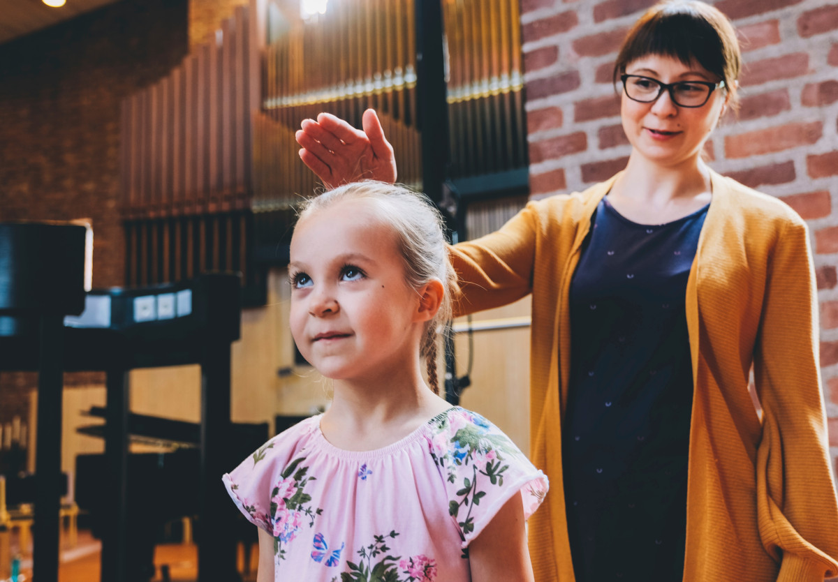Ensimmäisen luokan aloittavia ja muitakin koululaisia siunataan lukukauden kynnyksellä ja ensimmäisinä päivinä useissa kirkoissa ympäri pääkaupunkiseutua.