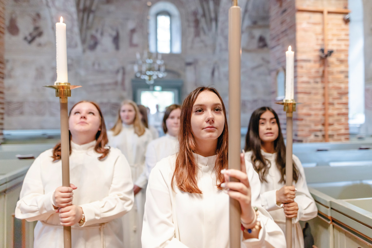 Rippikoululaisia Espoon tuomiokirkossa heinäkuussa 2023. Kuva: Sirpa Päivinen.