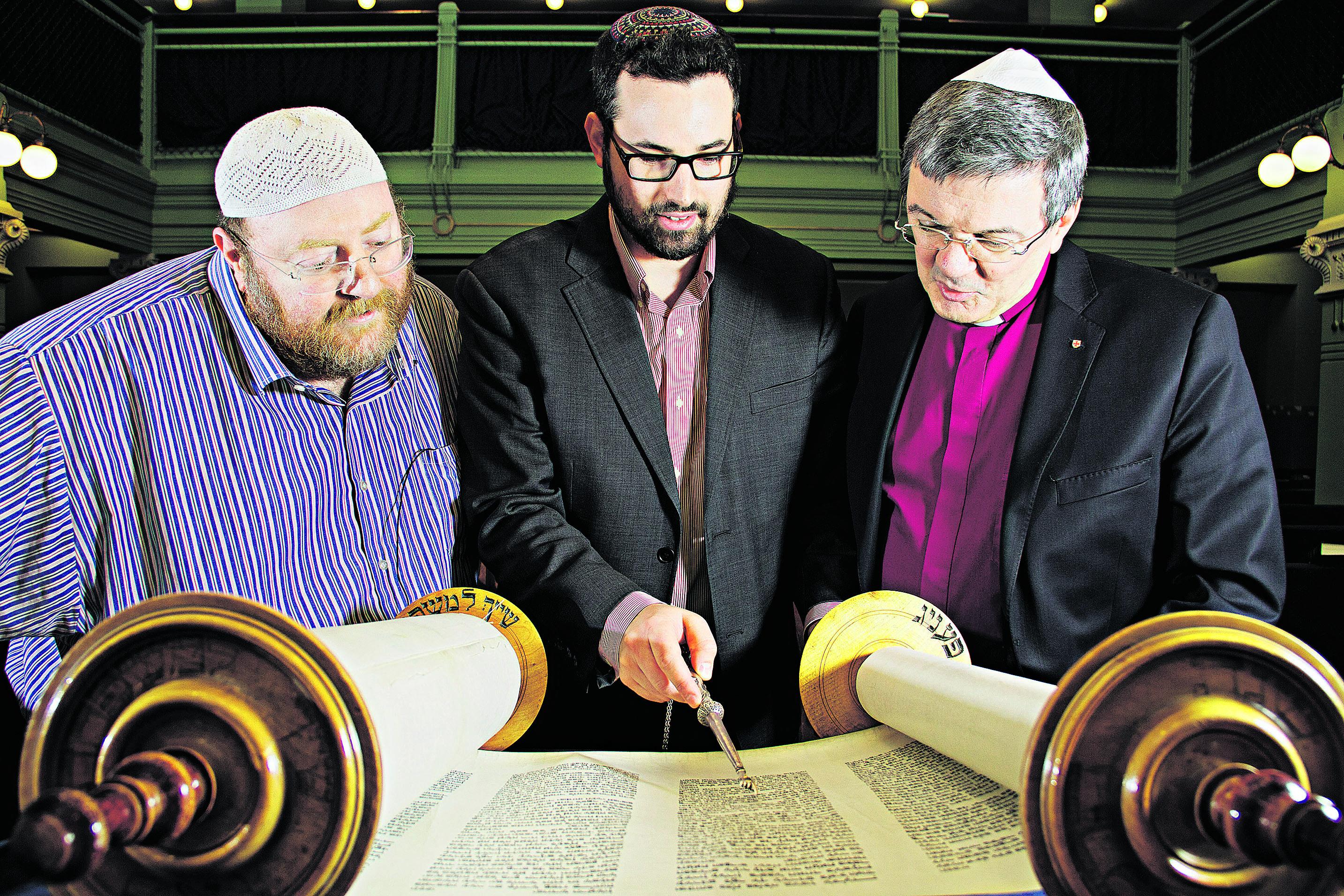 Kirjoitusten äärellä. Imaami Anas Hajjar ja piispa Kaarlo Kalliala tutkivat Tooraa keskellä olevan rabbi Simon Livsonin opastuksella.