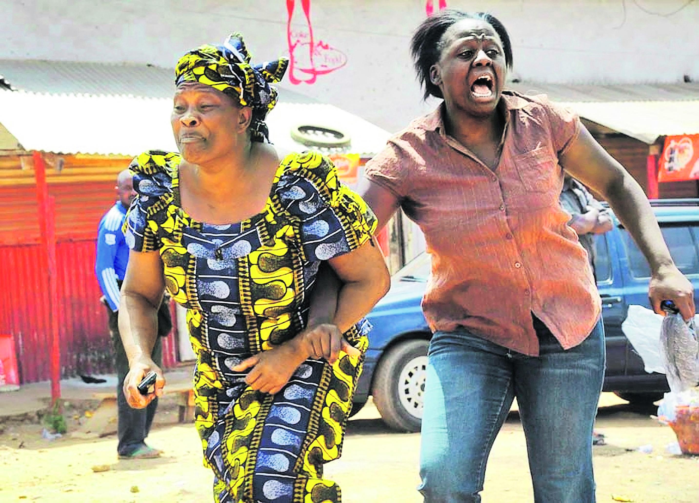 Henkensä kaupalla. Naiset pakenevat St. Finbarrin katoliseen kirkkoon tehtyä pommi-iskua maaliskuussa 2012 Nigeriassa, Josin kaupungissa. Itsemurhaisku tappoi kolme ihmistä. Kristityt nuoret kostivat iskun myöhemmin. Viime vuonna ääri-islamistinen Boko Haram –liike tappoi ainakin 700 kristittyä Nigeriassa.