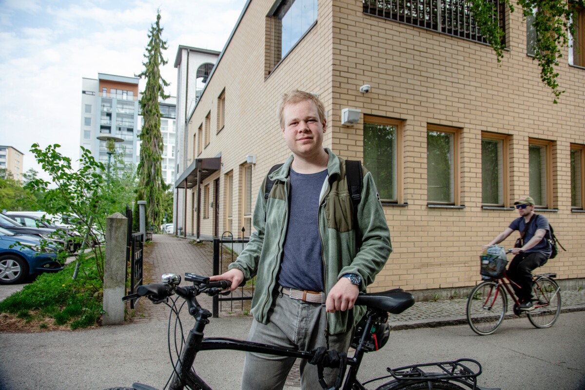 Luottamushenkilönä toimiessaan Leo Nevalainen on oppinut lisää esimerkiksi rekrytointiasioista. Seurakuntaneuvostossa päätetään esimerkiksi siitä, kuka valitaan avoimeen tehtävään seurakunnassa.