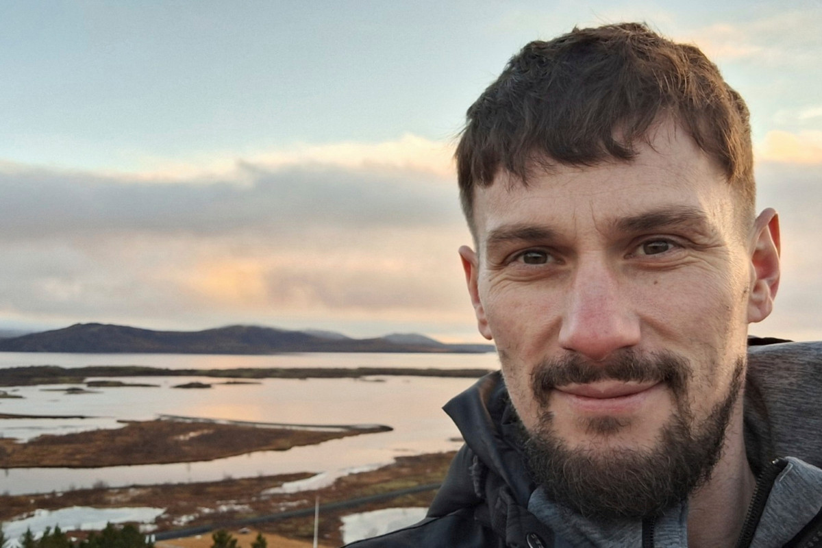 Stevie Thompson on erikoistunut hyödyntämään valokuitua teoksissaan.