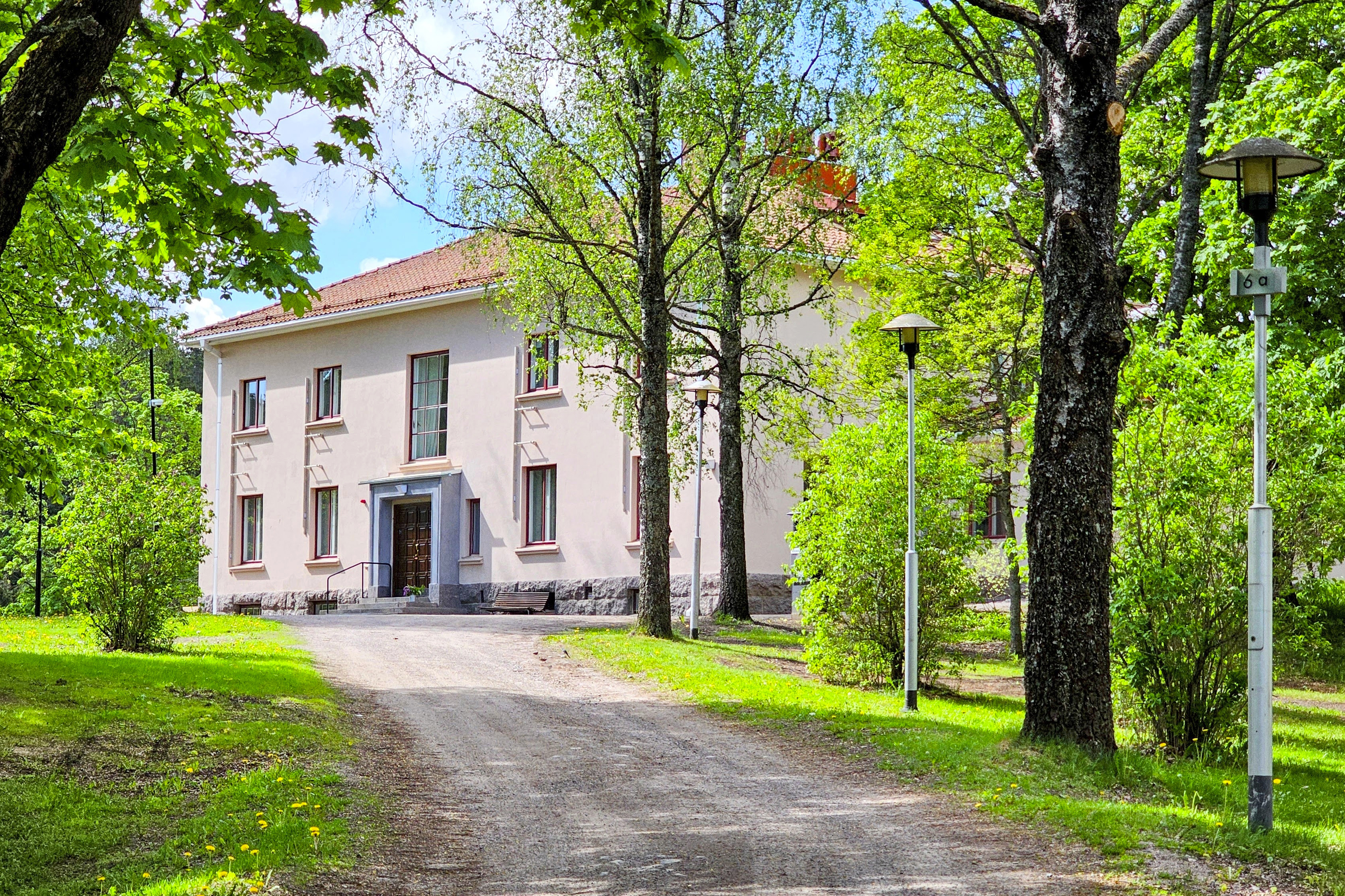 Velskolan kartano on rakennettu 1930-luvulla arkkitehti Jarl Eklundin tekemien piirustusten mukaan. 