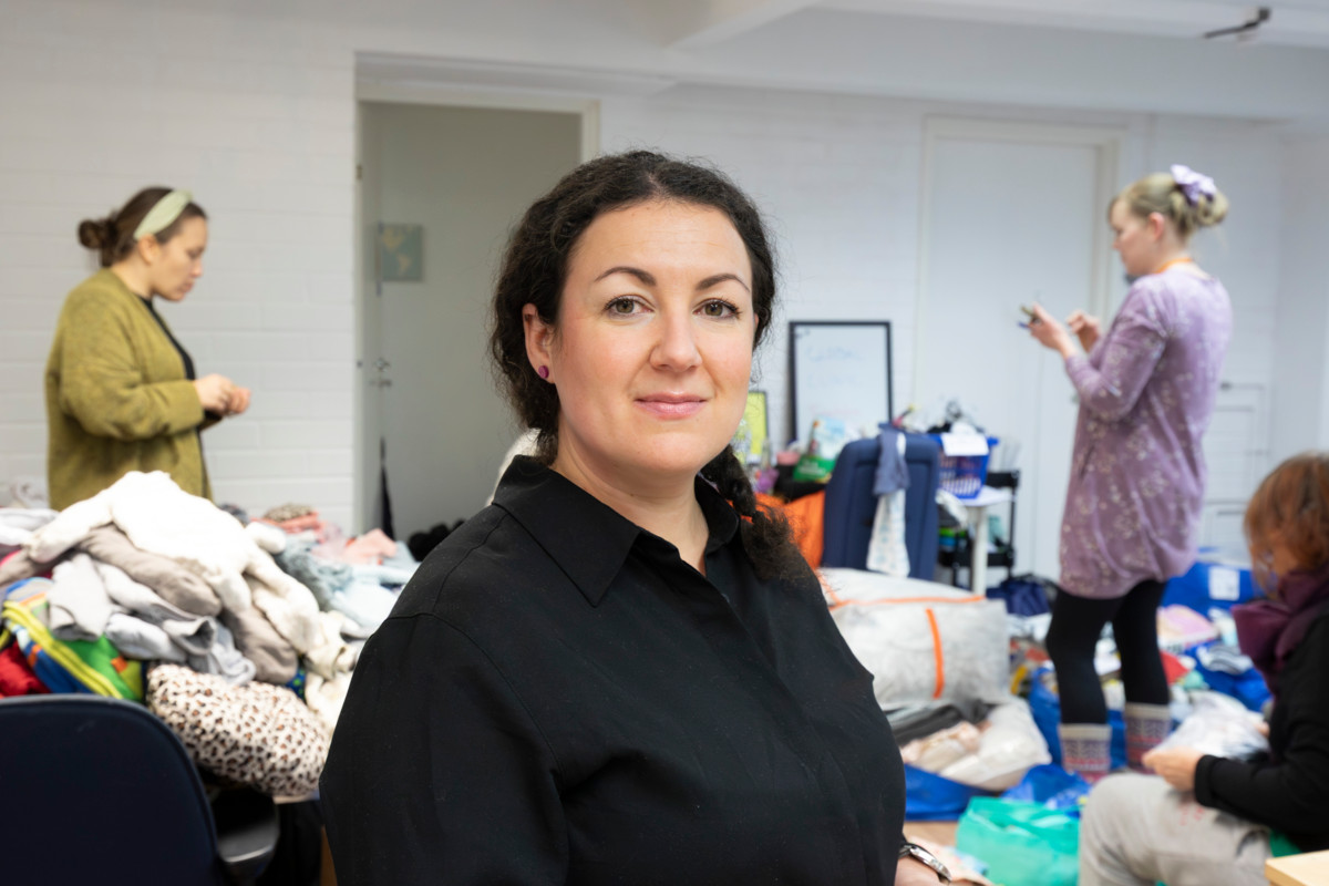 Kätilö Janita Tasa työskentelee vapaaehtoisena Global Clinicilla eli paperittomien klinikalla. Kuvassa vapaaehtoiset valmistavat äitiyspakkauksia lahjoitetuista vaatteista ja tarvikkeista. 