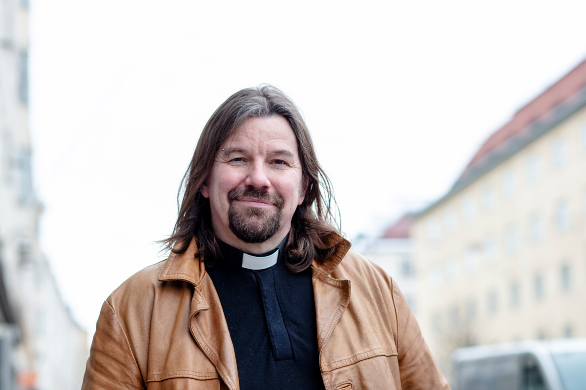 Paavalin seurakunnan kirkkoherra Kari Kanala kertoo, että hän olisi hakenut Helsingin tuomiorovastiksi vaalitavasta riippumatta. ”Nyt mennään tällä.” Hänet kuvattiin vuonna 2021. Kuva: Sirpa Päivinen