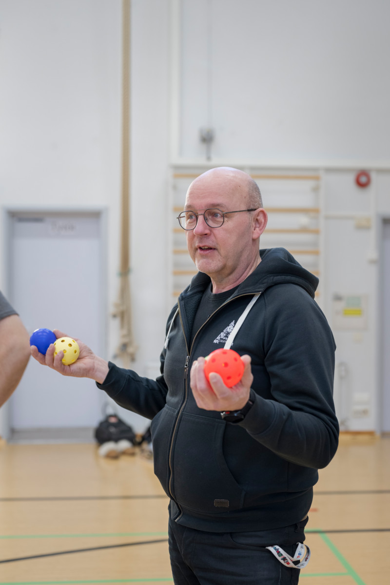 Kauniaisten suomalaisen seurakunnan nuoristotyönohjaaja Tiro Rohkimainen kertoo, että välituntitoimintaa järjestetään myös yläkoululaisille ja lukiolaisille.