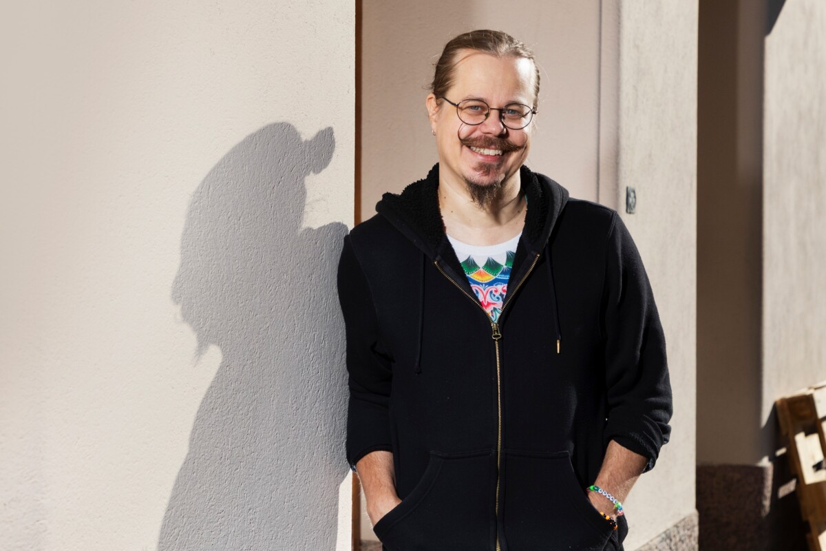 Kirkko ja kaupungin uusi kolumnisti Juha Matias Lehtonen määrittelee itsensä anarkistiseksi mystikoksi. 