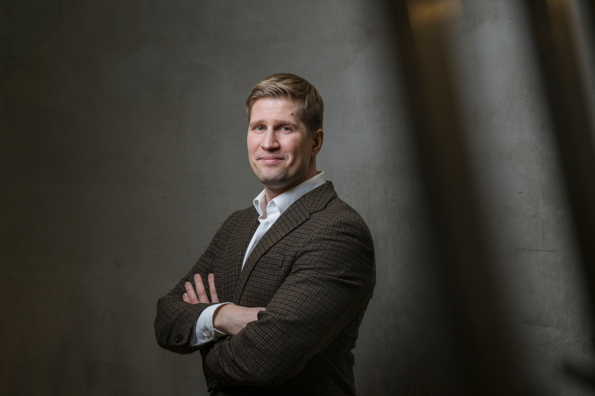 “Voisi ajatella, että tämän päivän maailmassa teknologian takia olemme lähempänä toisiamme kuin koskaan ennen. Välillä tuntuu päinvastoin siltä, että olemme kauempana kuin koskaan. Ihmiset voivat sanoa mitä tahansa toisille, koska välissä on verkko ja anonymiteetti. Itse arvostan todella paljon sitä, että tavataan kasvotusten ja käydään keskustelua. ” Kuva: Juho Kuva