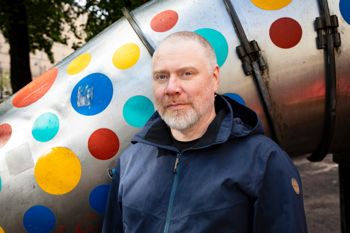 Jukka Vuorio haastatteli kirjaansa kolmeatoista erilaisessa tilanteessa olevaa isää. He keskustelivat saamistaan isyyden malleista ja siitä, millaista isyyden mallia itse siirtävät eteenpäin. 