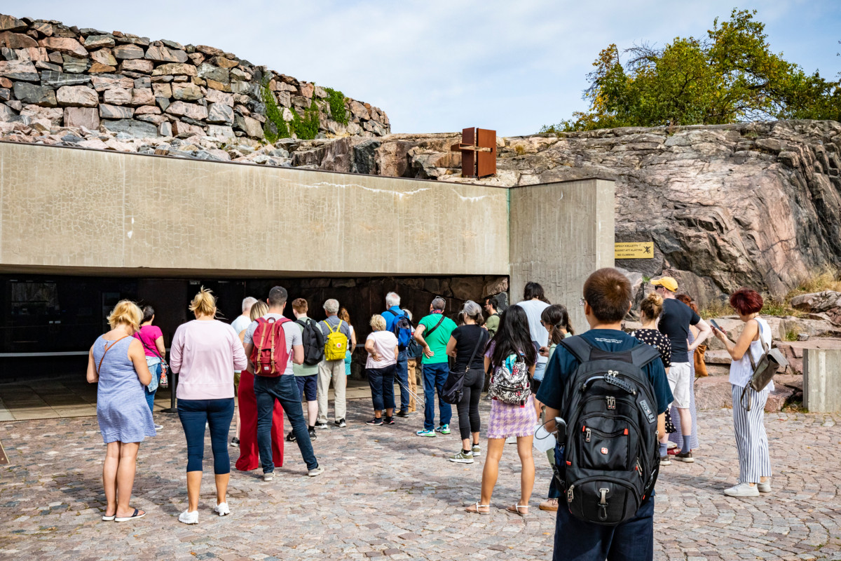 Temppeliaukion kirkko on suosittu turistikohde. Sinne otettiin käyttöön pääsymaksu ensimmäisenä Helsingin kirkoista.