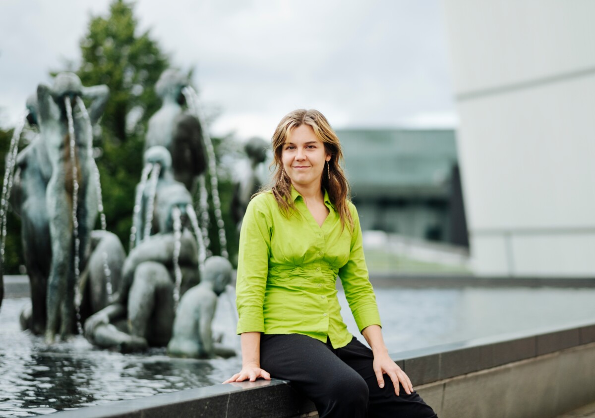 Saana Pohjosen ja Henia Nikkilän käsikirjoittama ja ohjaama Jumala=Rakkaus esitetään Kiasma-teatterin näyttämöllä.
